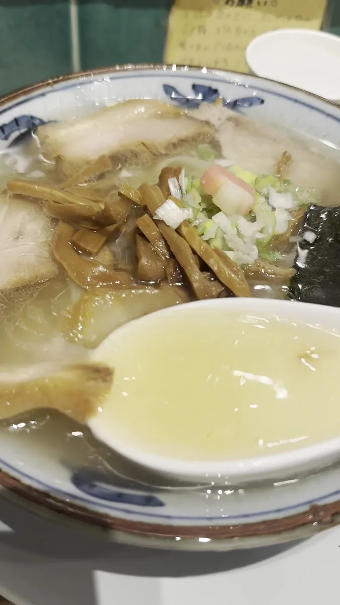 新橋はるちゃんラーメン · 8